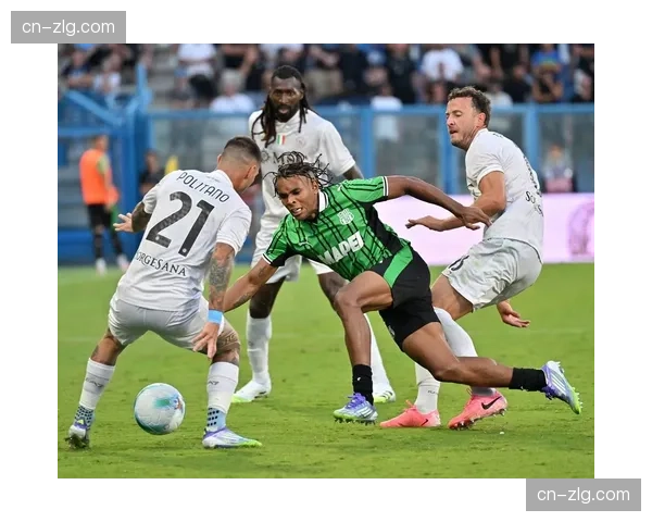 特写：雨战！维罗纳与萨索洛球员在泥泞中拼抢